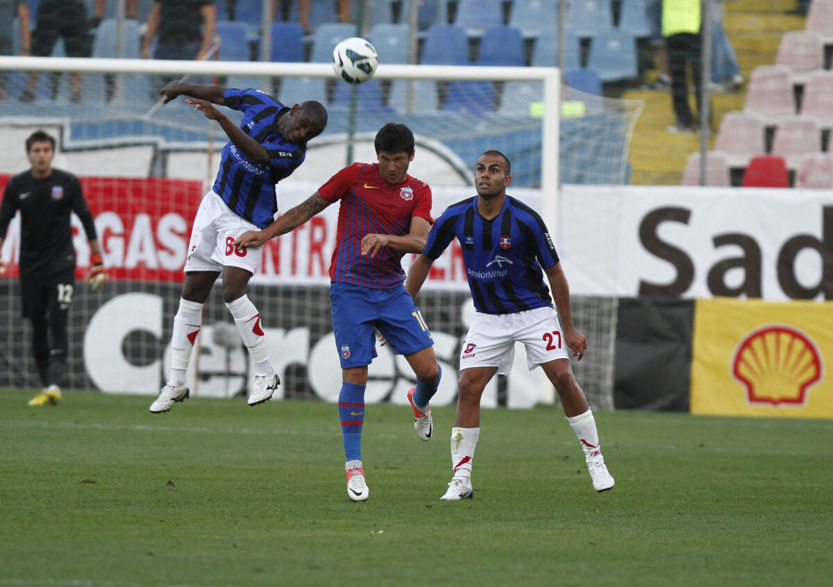 FOTO&VIDEO » Fortăreaţa Ghencea: Steaua a bătut iar Oţelul (2-1) într-un joc care a pornit furtunos, apoi s-a stins