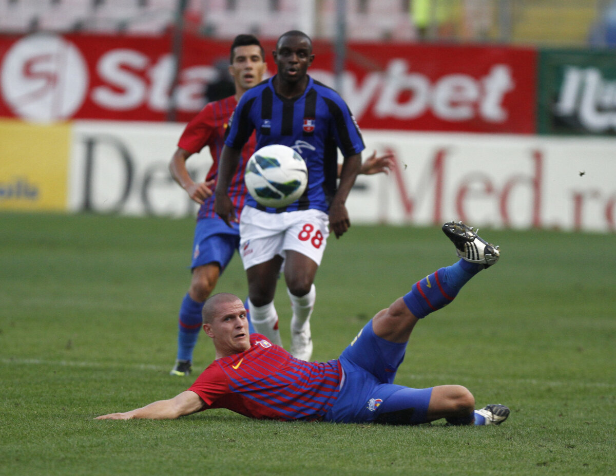 FOTO&VIDEO » Fortăreaţa Ghencea: Steaua a bătut iar Oţelul (2-1) într-un joc care a pornit furtunos, apoi s-a stins