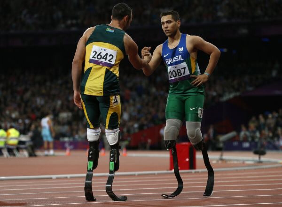 Ceartă pe pistă » Oscar Pistorius, cel mai cunoscut sportiv paralimpic, l-a acuzat pe campionul de la 200 de metri că a folosit proteze mai lungi
