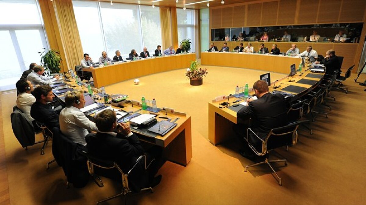 Minţile luminate ale fotbalului » Mircea Lucescu, alături de Mourinho şi Vilanova la întîlnirea antrenorilor de elită