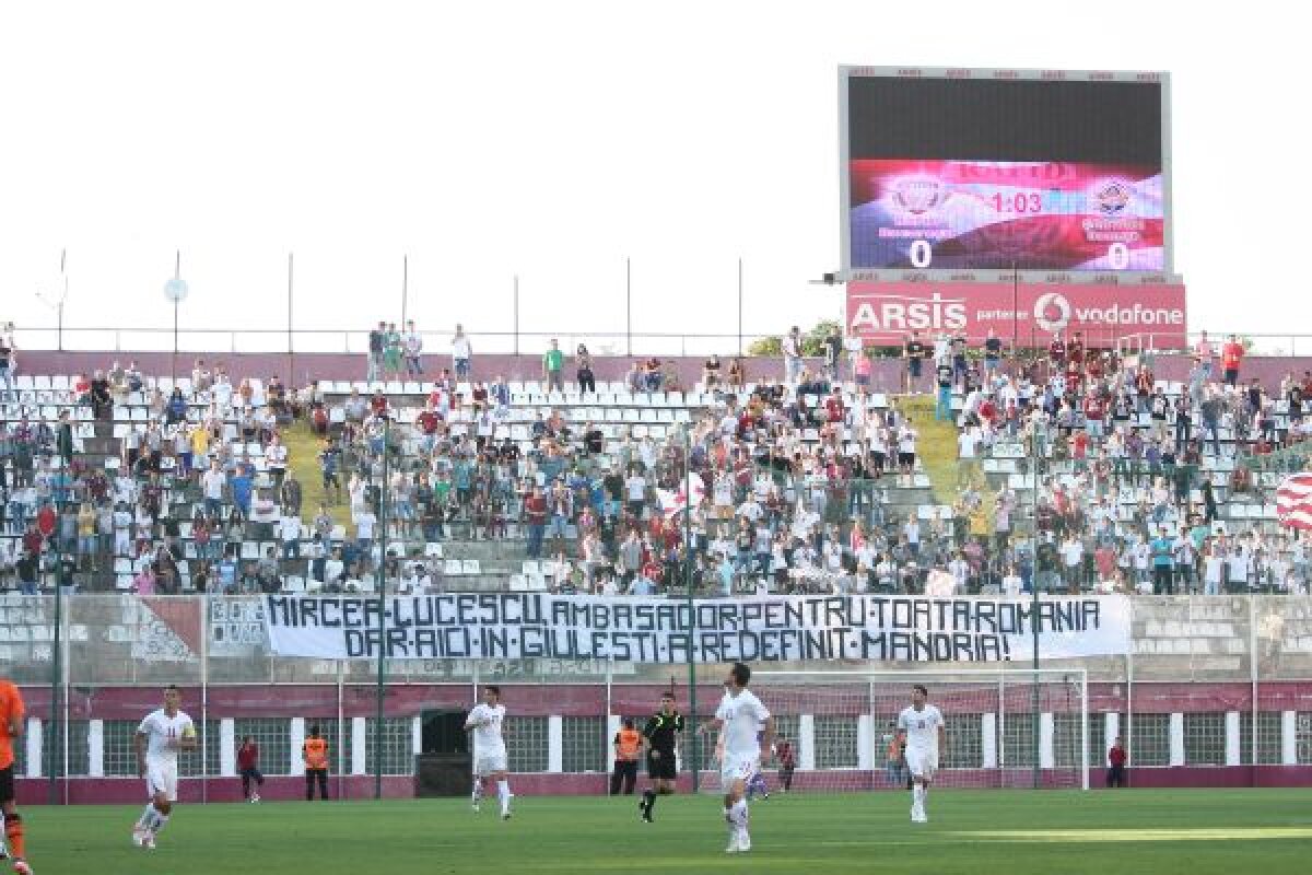 FOTO Mircea Lucescu ca acasă în Giuleşti » Fanii l-au primit cu un mesaj emoţionant