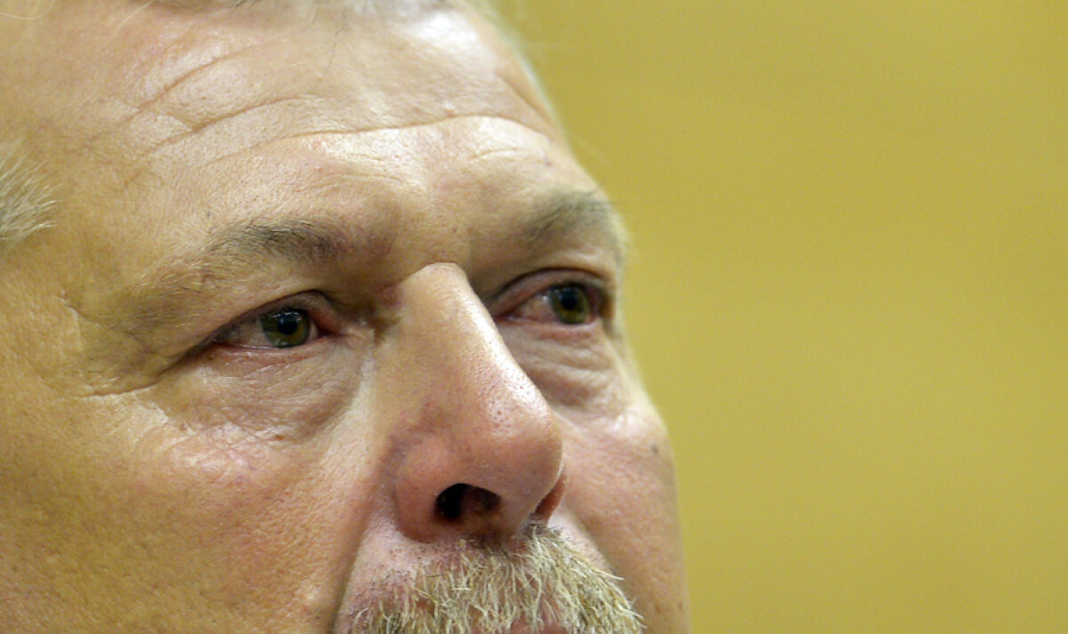 Duckadam, conferinţă de presă în lacrimi: "Nevastă, dă-mi cu pudră ca să nu vadă lumea cît de palid sînt!"