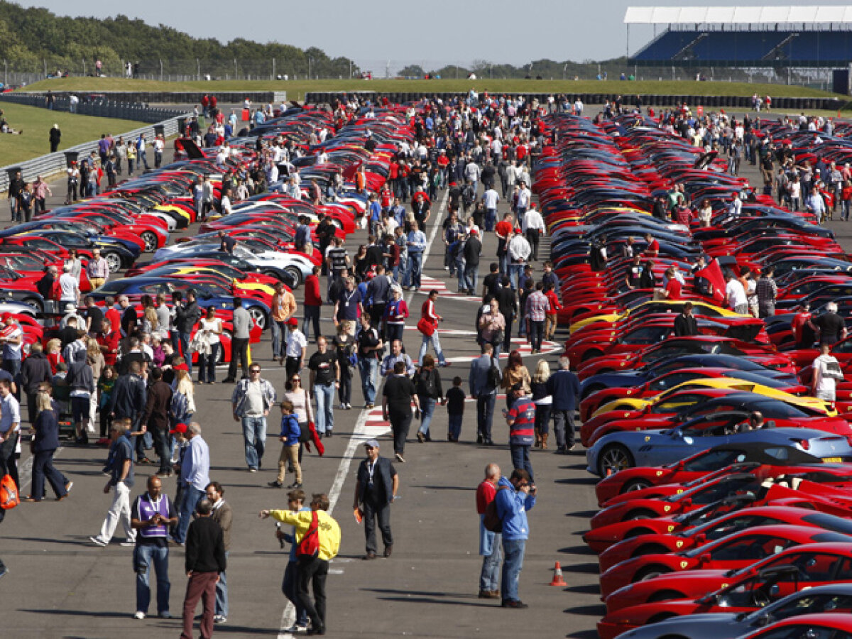 VIDEO Aşa arată Paradisul » 964 de Ferrari-uri pe circuitul de la Silverstone