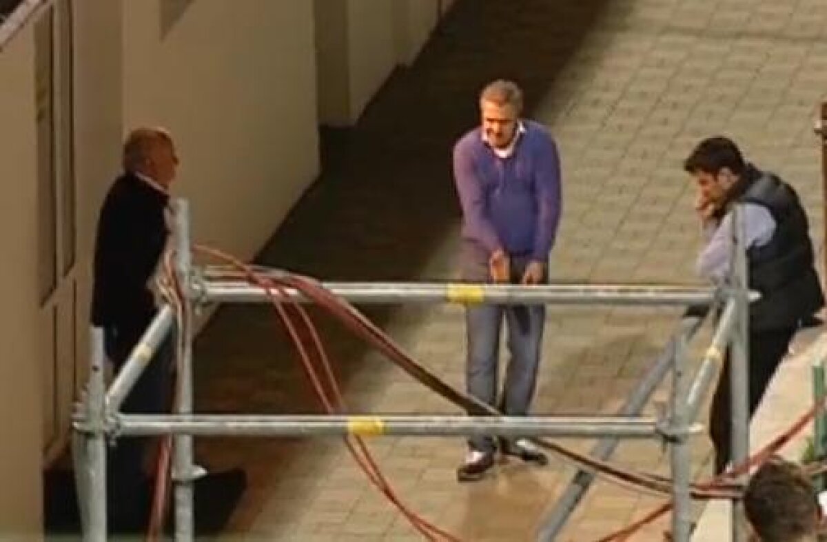 VIDEO Porumboiu comentează ironic intrarea în vestiar: "Vă aşteptaţi să-l demit la pauză pe Şumudică, nu?" :D