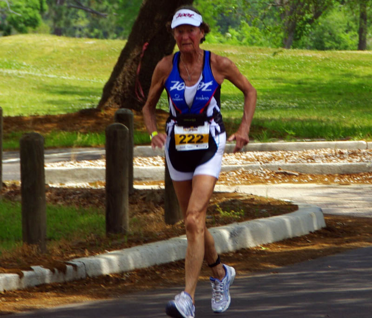 Măicuţa de oţel » Sora Madonna Buder, o americancă de 82 de ani, participă la concursurile Ironman