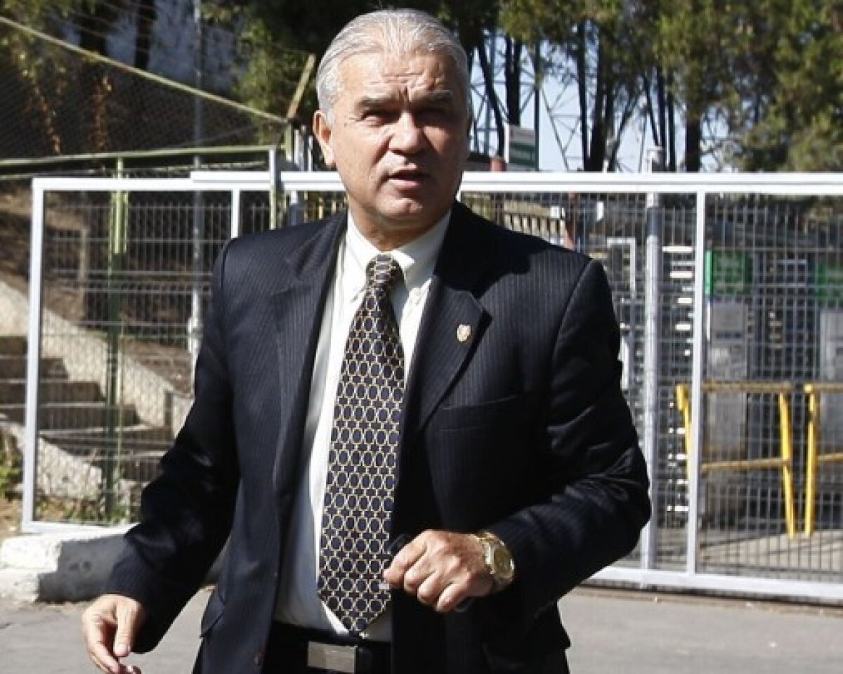 Războiul continuă » Anghel Iordănescu îl desfiinţează pe MM: "Nu merită atîta atenţie. E un mărunţiş"