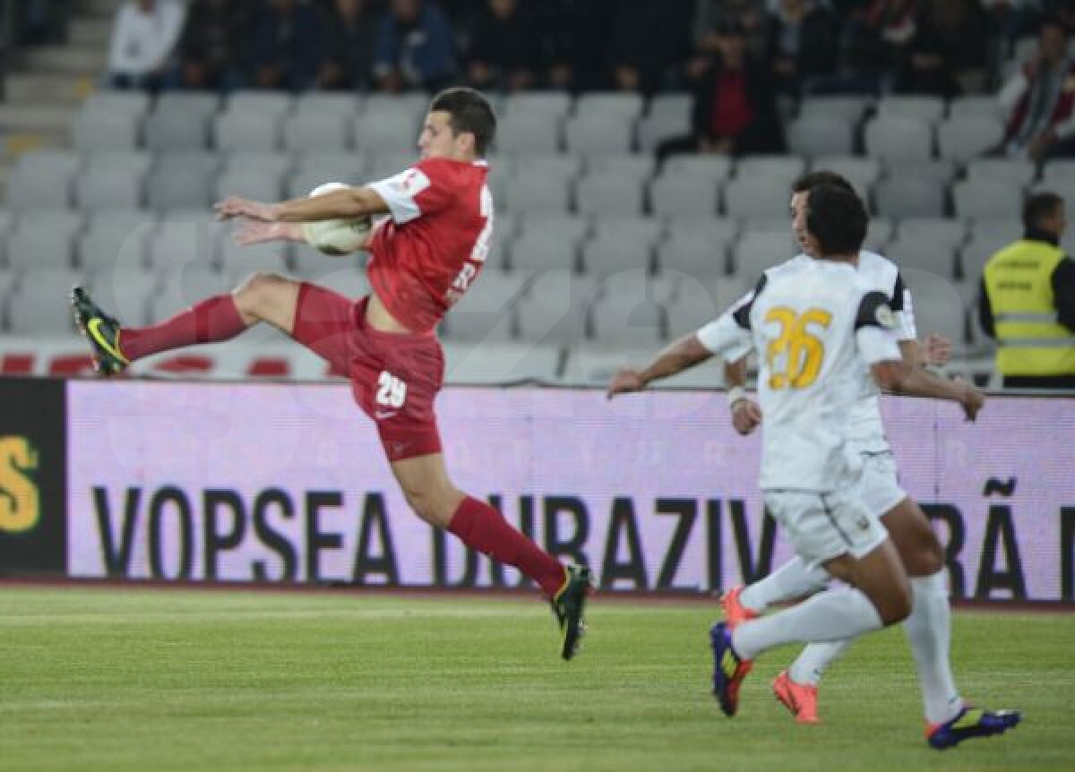 VIDEO+FOTO Dinamo se impune cu 2-1 la Cluj, într-un meci cu gafe de arbitraj la toate golurile