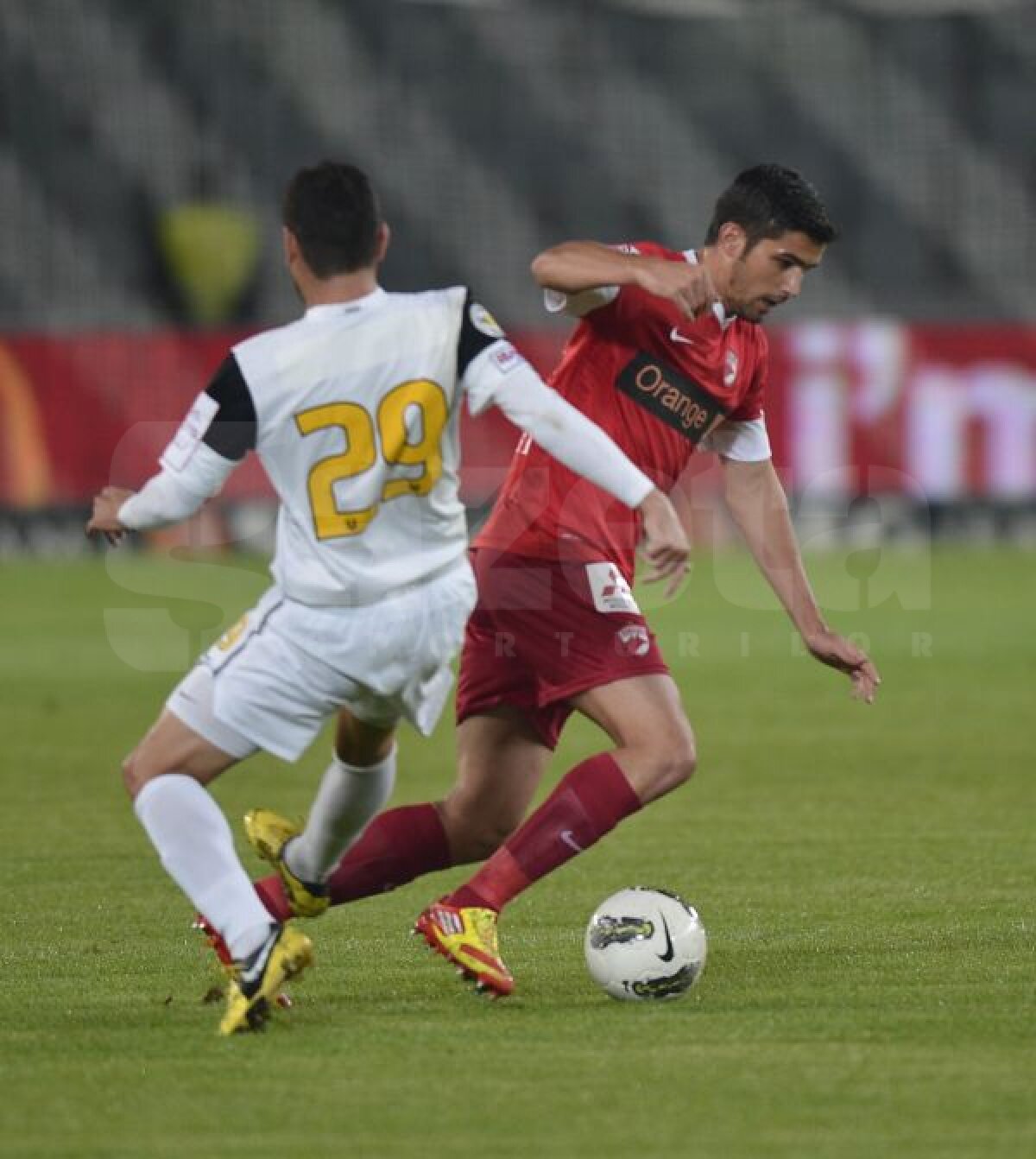 VIDEO+FOTO Dinamo se impune cu 2-1 la Cluj, într-un meci cu gafe de arbitraj la toate golurile