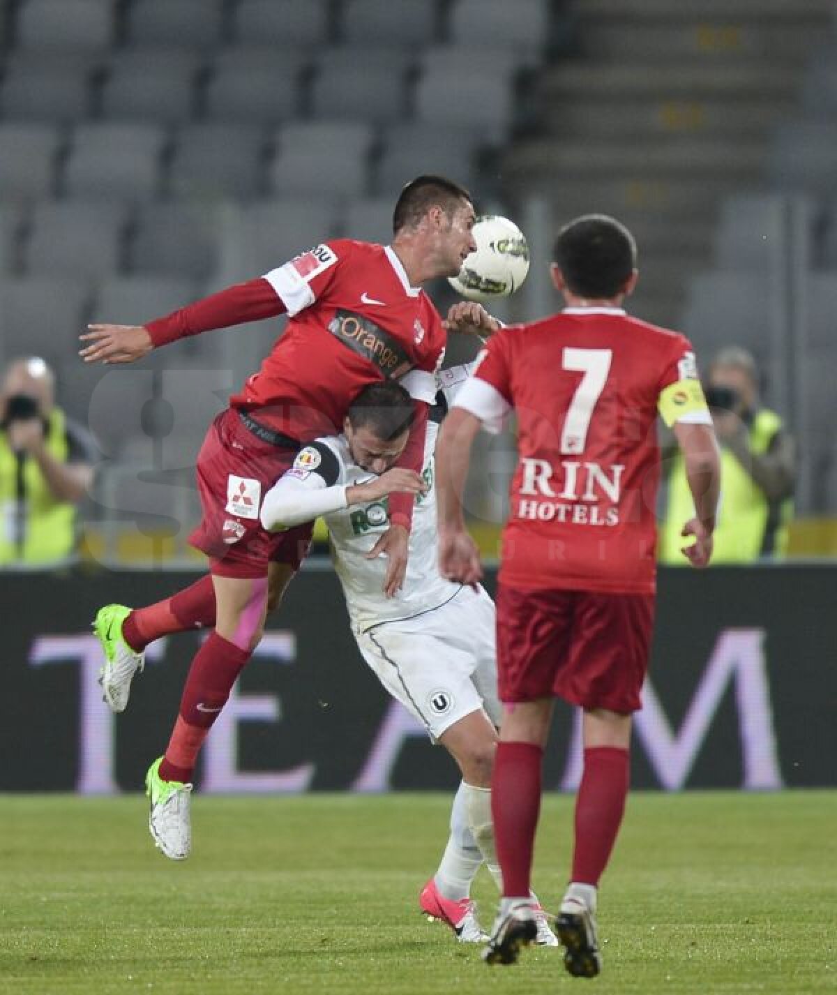 VIDEO+FOTO Dinamo se impune cu 2-1 la Cluj, într-un meci cu gafe de arbitraj la toate golurile