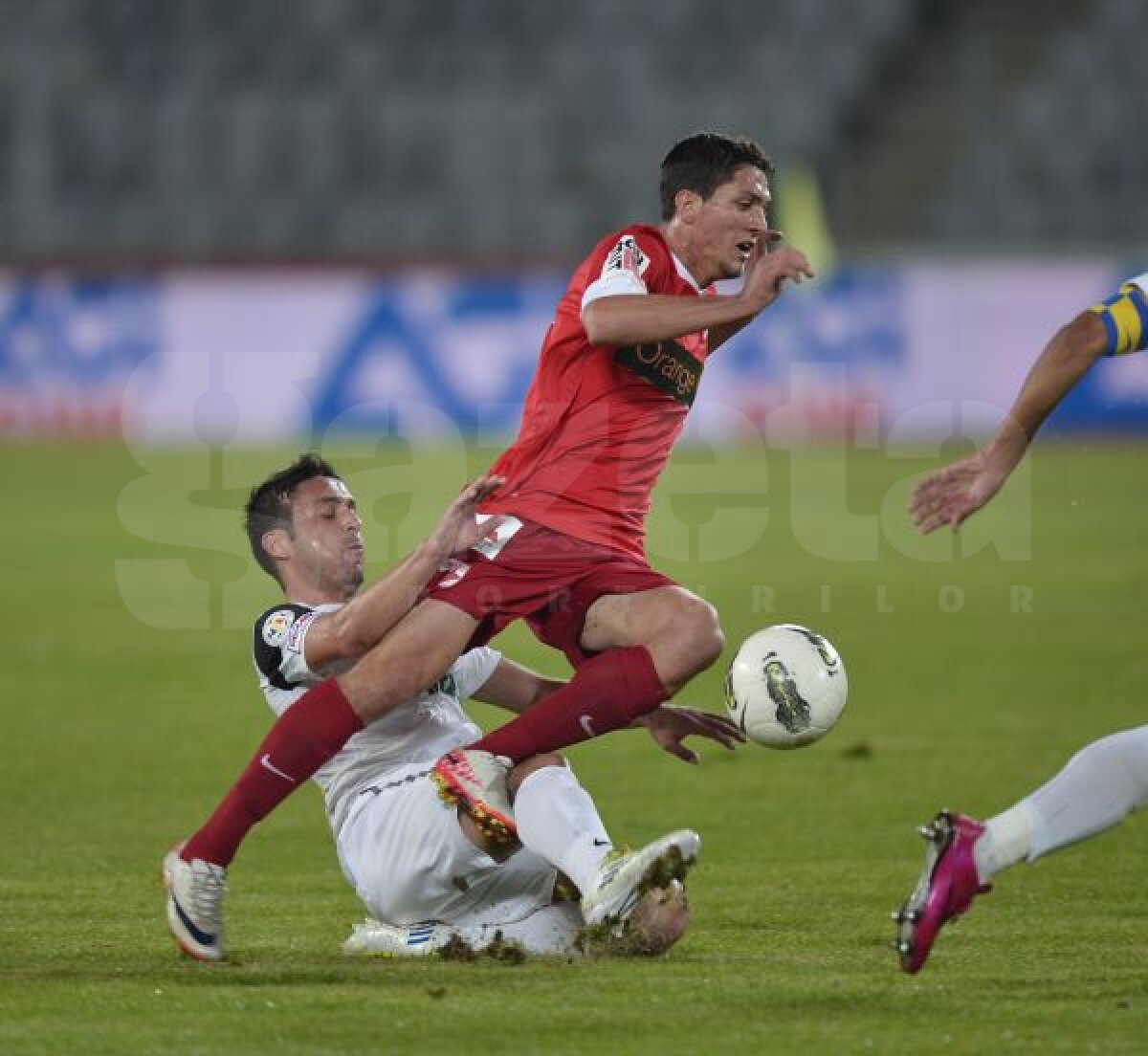 VIDEO+FOTO Dinamo se impune cu 2-1 la Cluj, într-un meci cu gafe de arbitraj la toate golurile