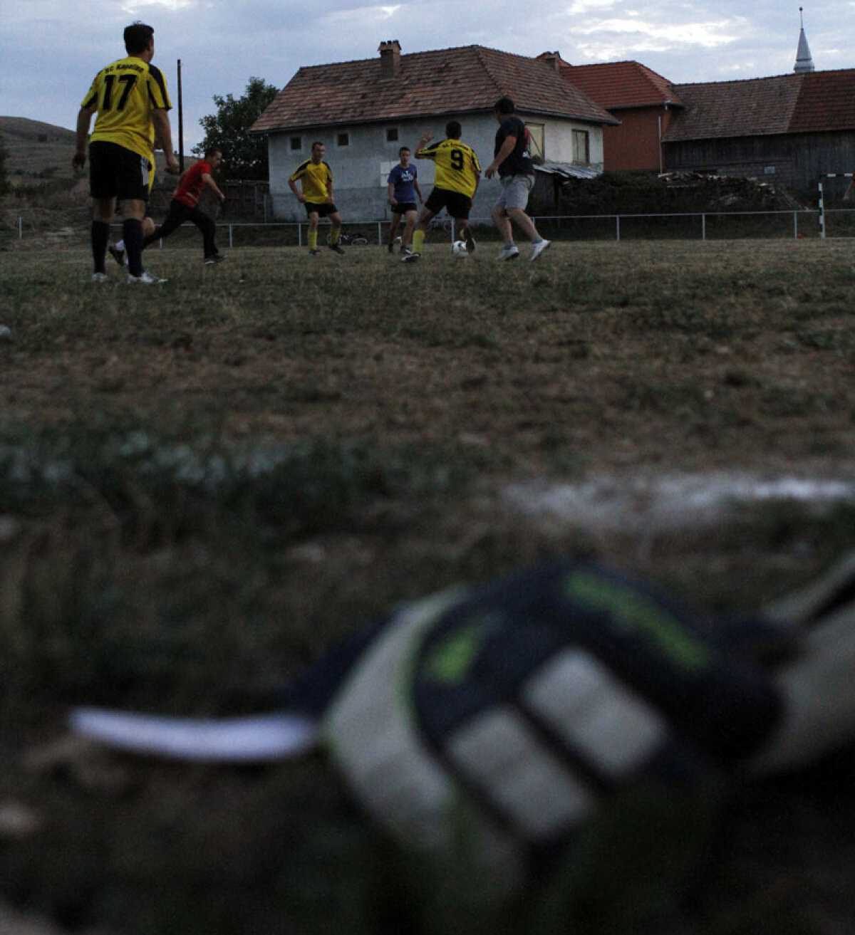 FOTO Ei sînt cei mai slabi din România! » Gazeta a descoperit codaşa absolută din fotbalul românesc: Bikafalva Tăureni