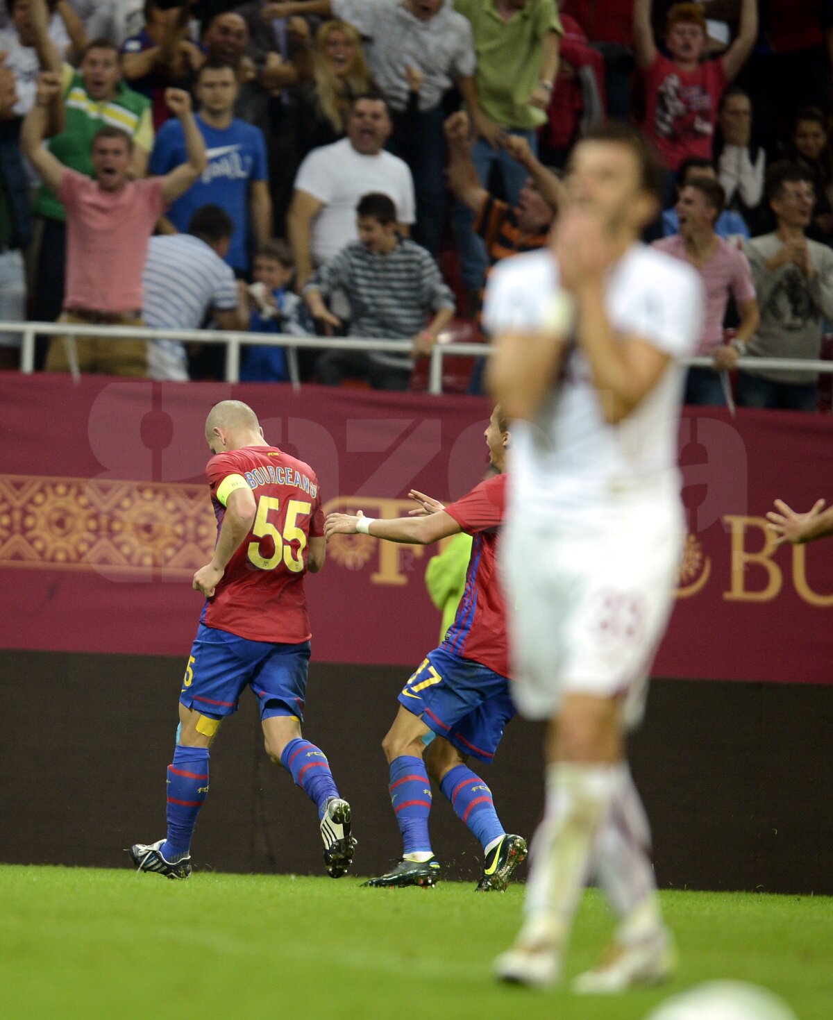 10 imagini SUPERBE care arată încleştarea unui derby