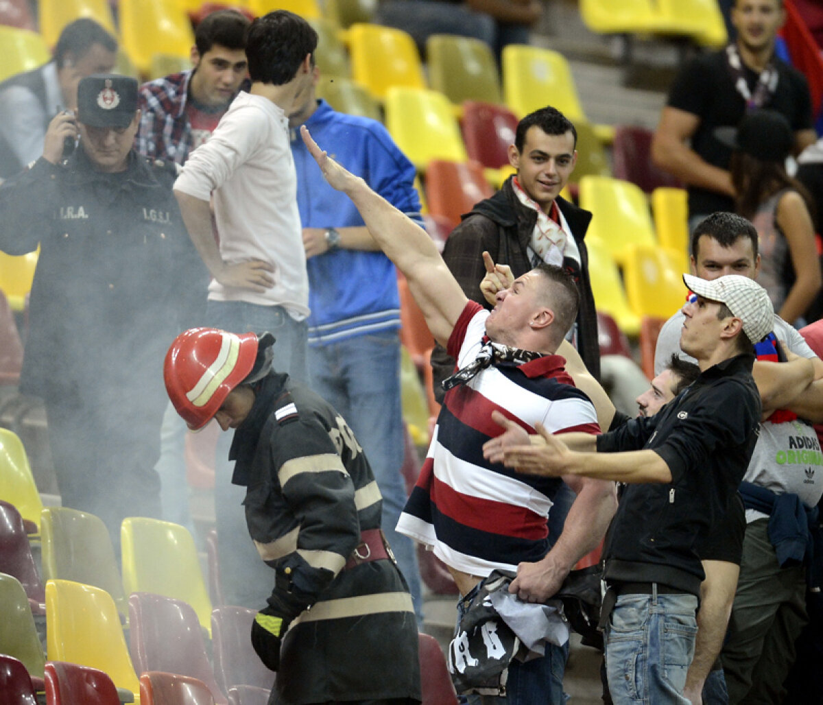 FOTO Pledoarie pentru stadion, nu pentru televizor! » Reportaj inedit făcut la derby: o repriză în tribune, cealaltă la TV