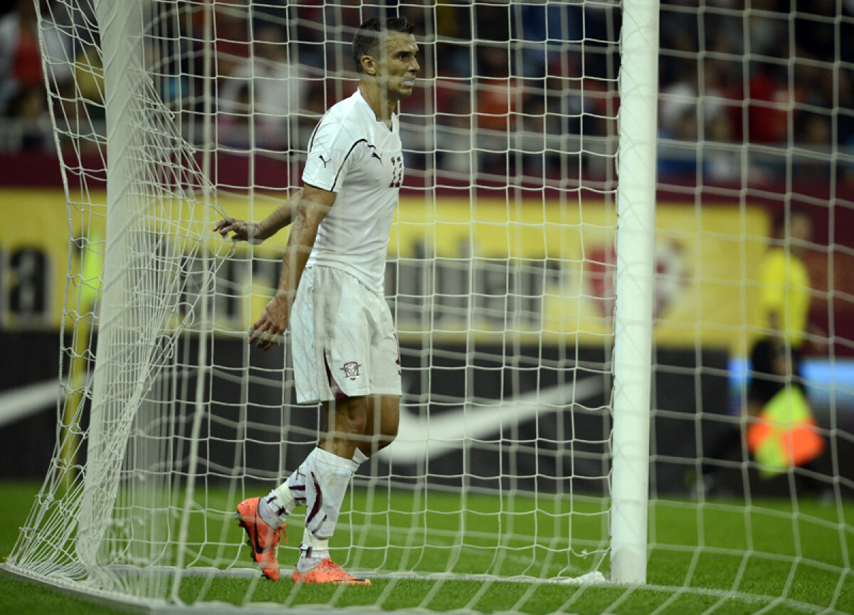FOTO Pledoarie pentru stadion, nu pentru televizor! » Reportaj inedit făcut la derby: o repriză în tribune, cealaltă la TV