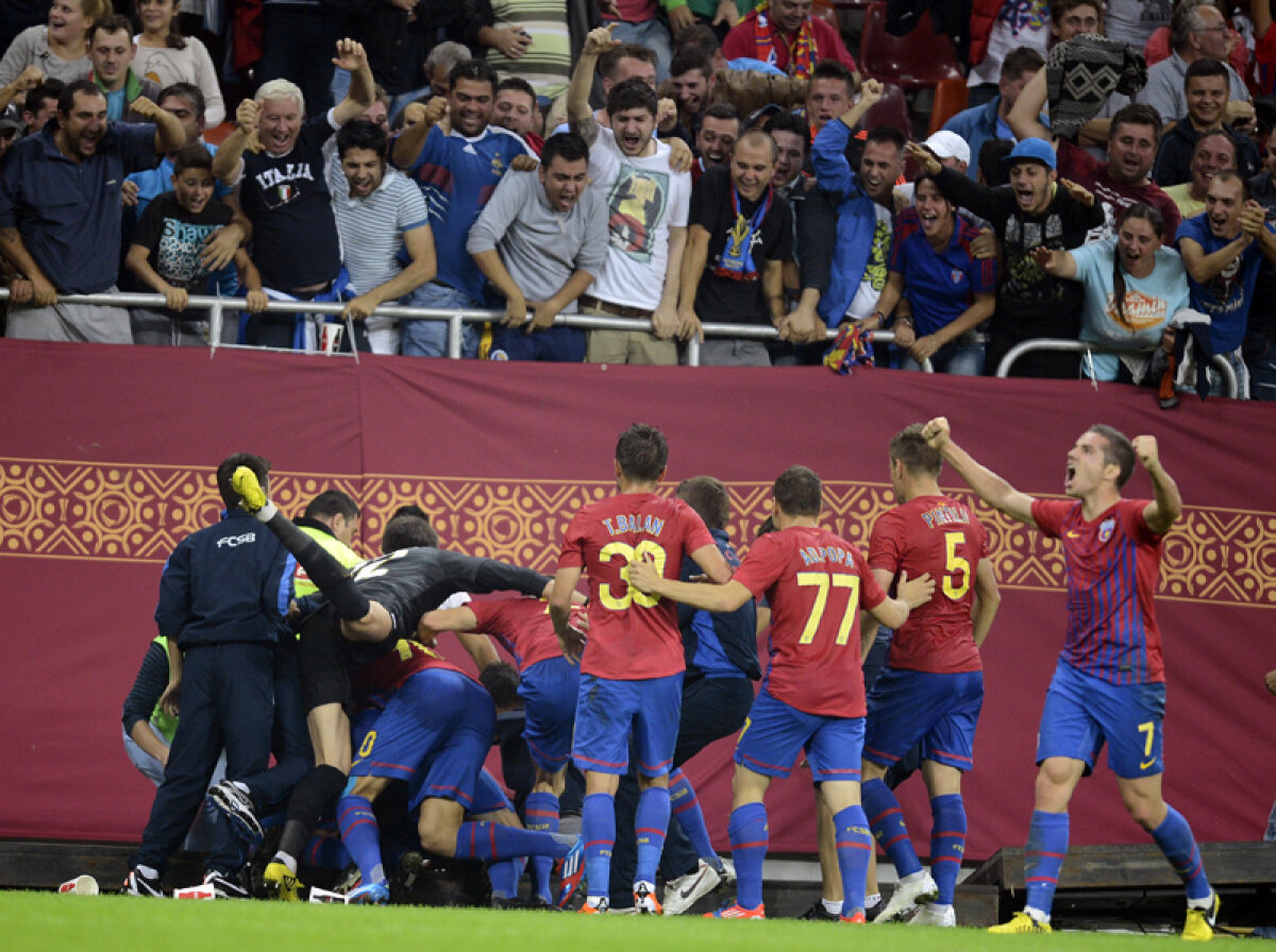 FOTO Pledoarie pentru stadion, nu pentru televizor! » Reportaj inedit făcut la derby: o repriză în tribune, cealaltă la TV
