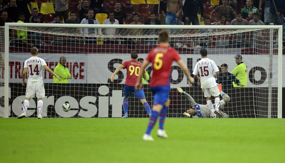 FOTO Pledoarie pentru stadion, nu pentru televizor! » Reportaj inedit făcut la derby: o repriză în tribune, cealaltă la TV