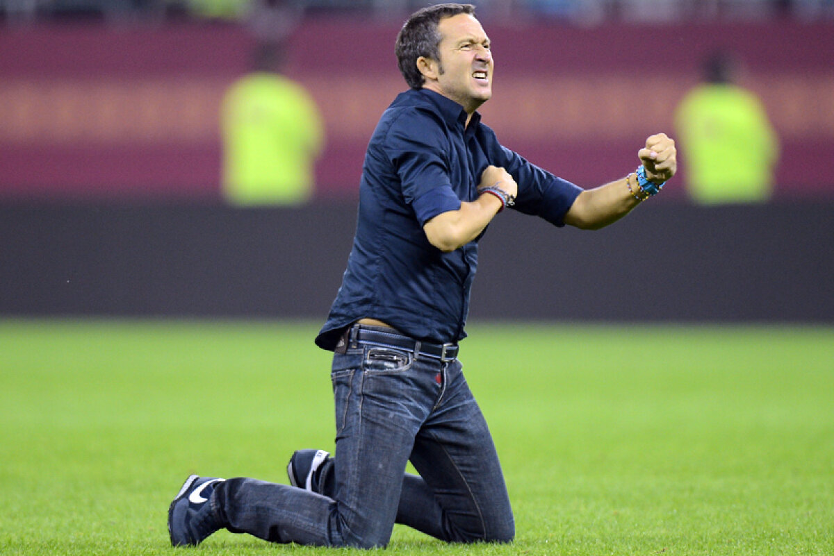 FOTO Pledoarie pentru stadion, nu pentru televizor! » Reportaj inedit făcut la derby: o repriză în tribune, cealaltă la TV