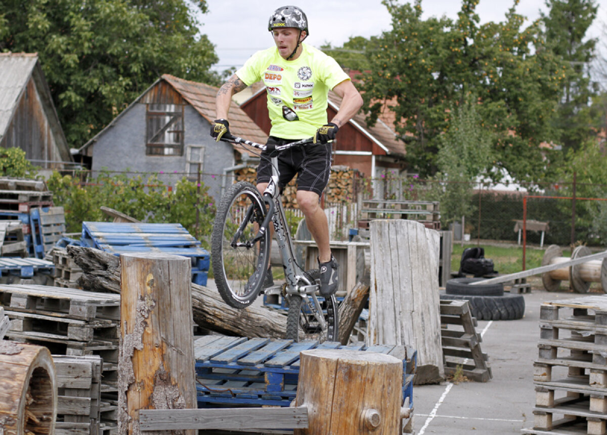FOTO Magicianul fără şa » Gabor Orban-Barra a fost primul român la Campionatul Mondial de bike trial