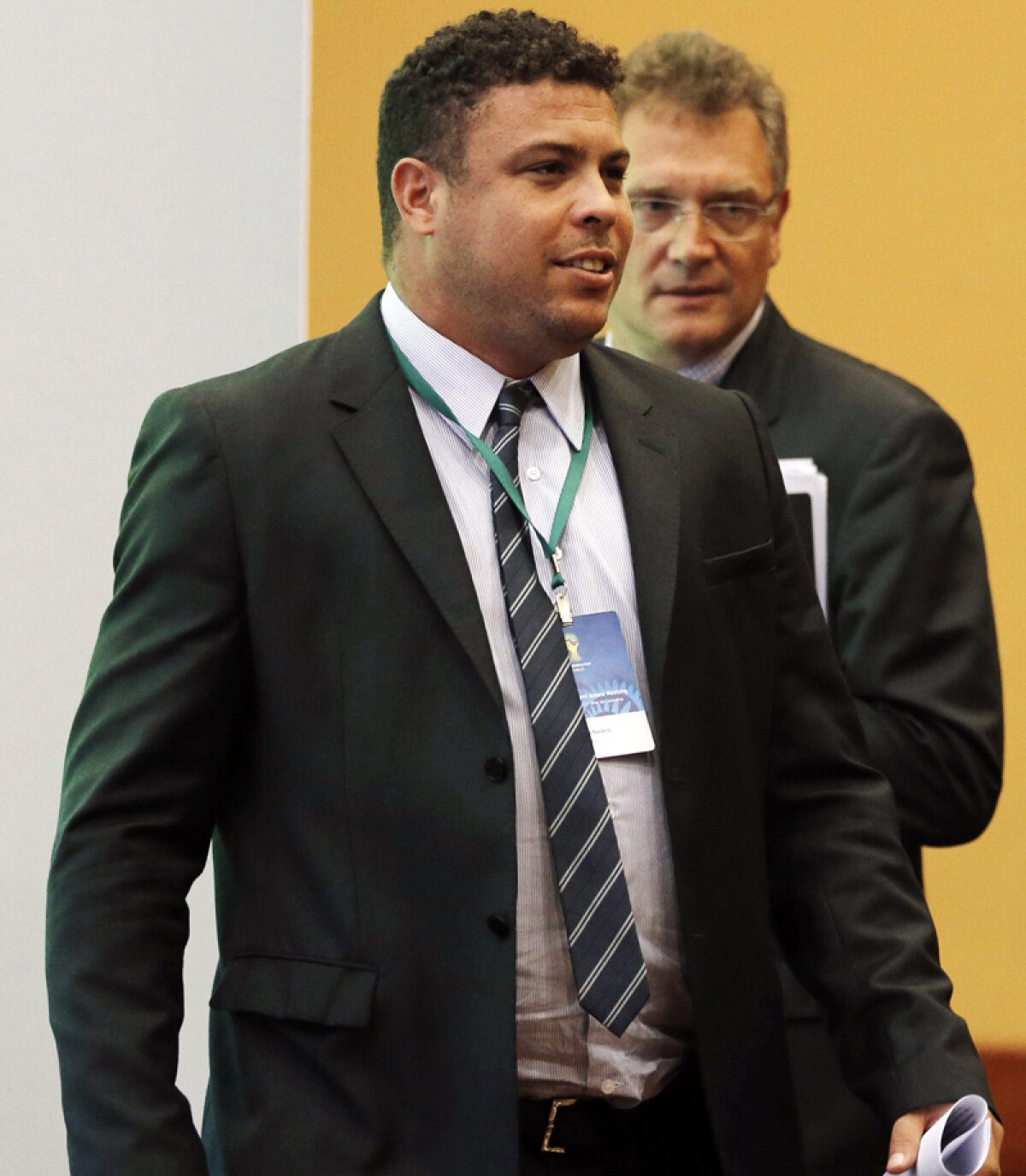 Jos burta, Grăsuţule! » Ronaldo şi-a etalat la TV supertalia de 107 cm