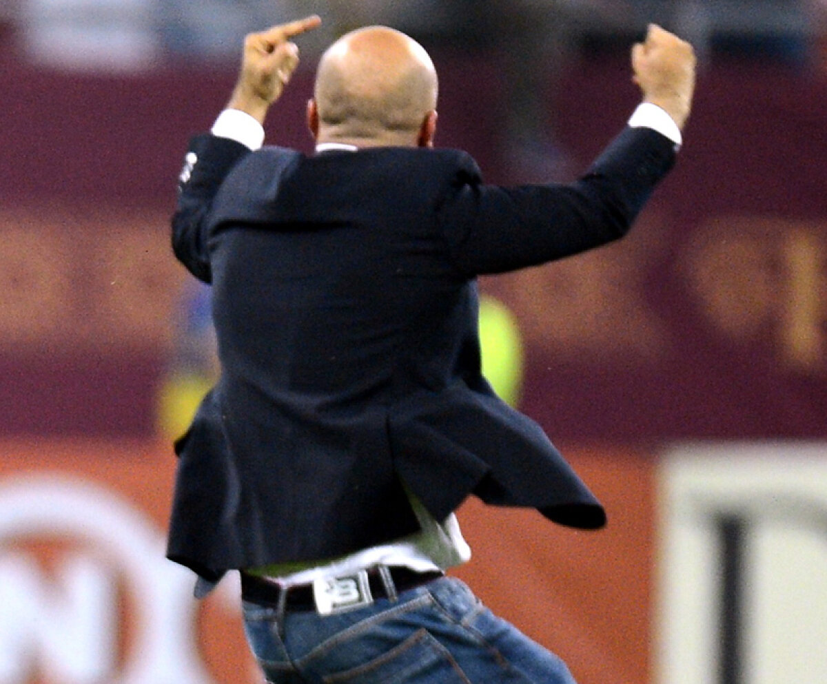 FOTO MM a garantat bannerul rasist! » Steliştii l-au omagiat la derby pe un criminal care a ucis 24 de ţigani