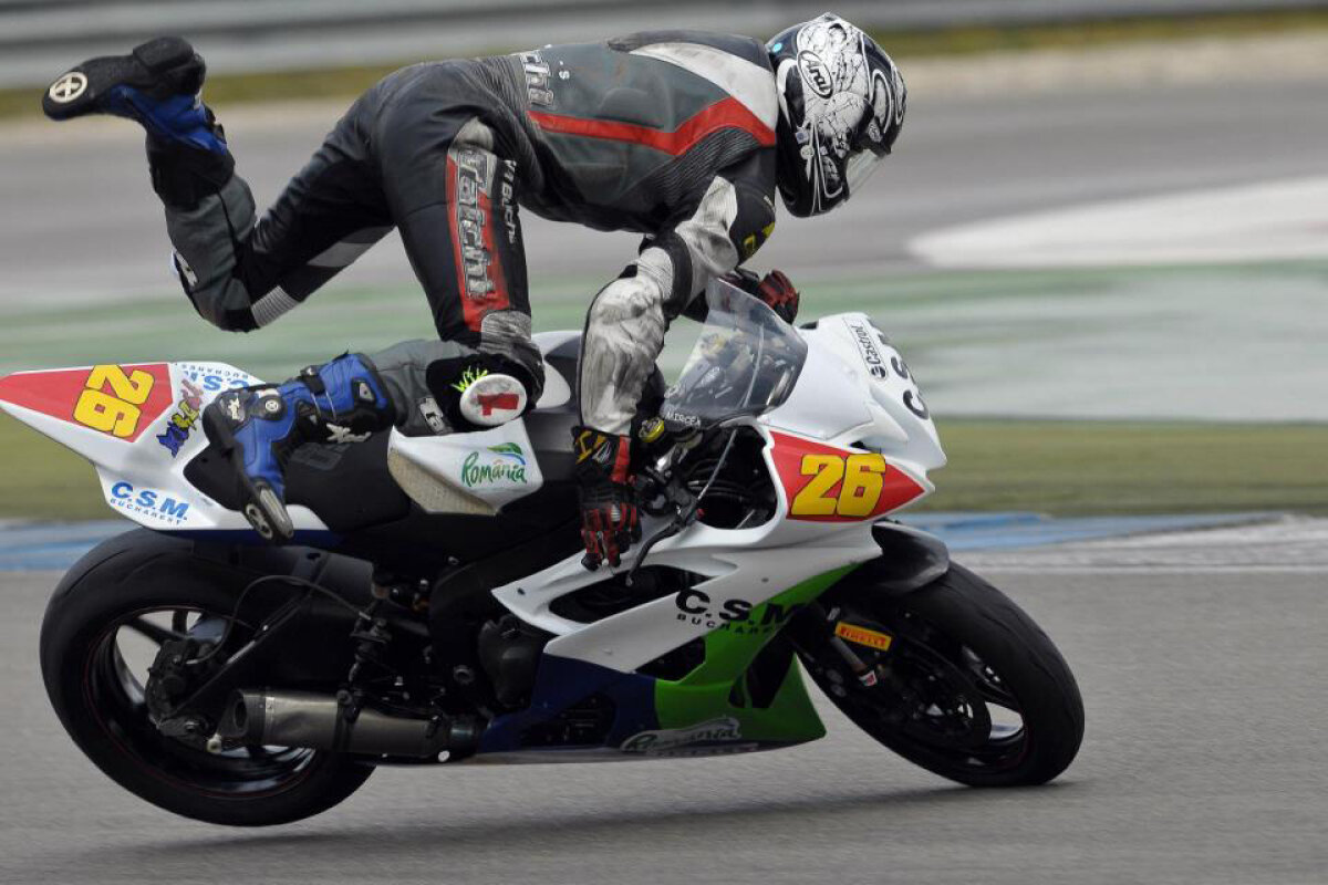 FOTO Creier invadat de sînge » Cel mai promiţător motociclist român a suferit un grav accident în cursa European SuperStock 600