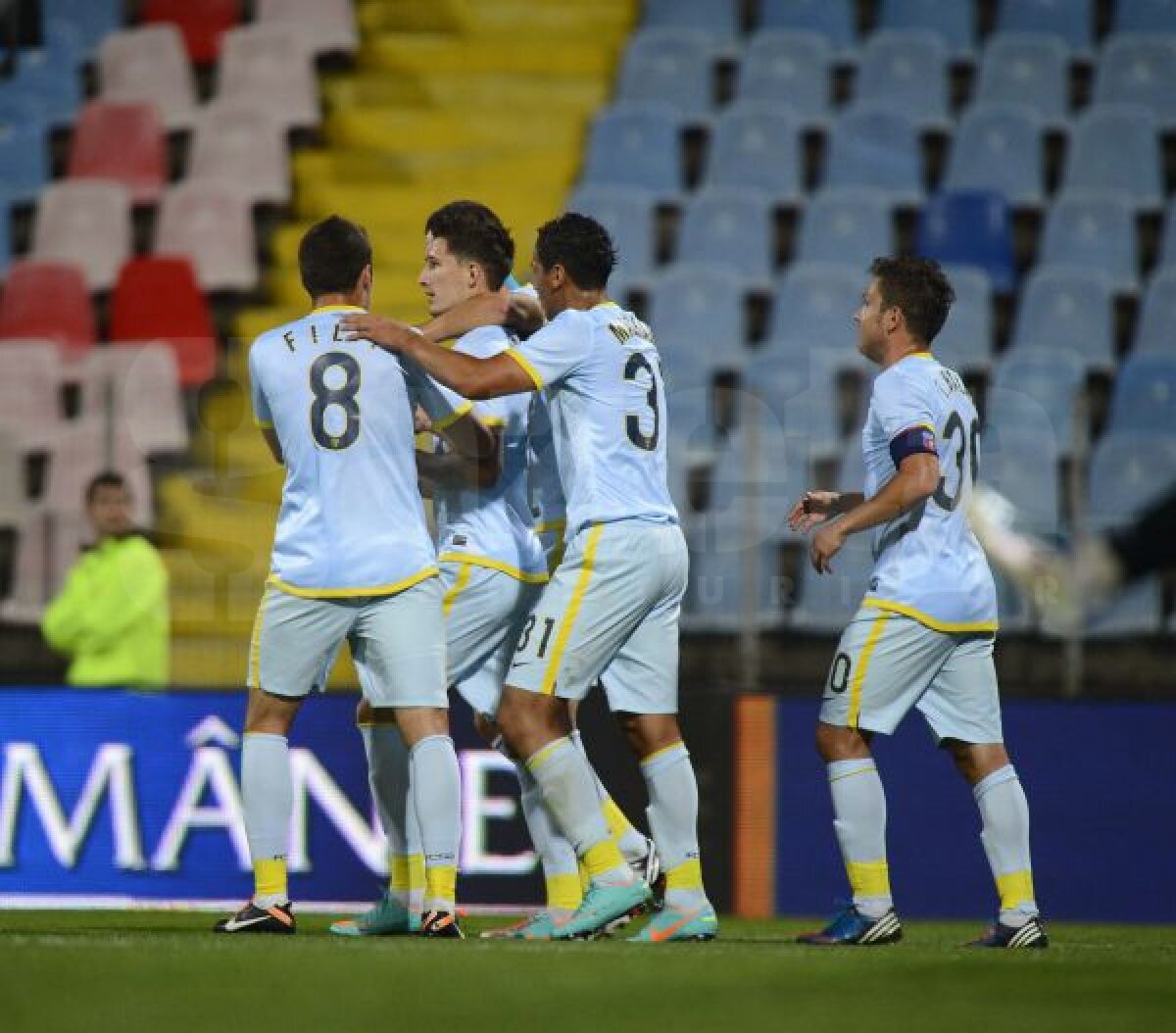 FOTO Victorie în cîrje » Steaua a învins Tg. Mureş cu 3-1, într-un meci terminat în opt jucători