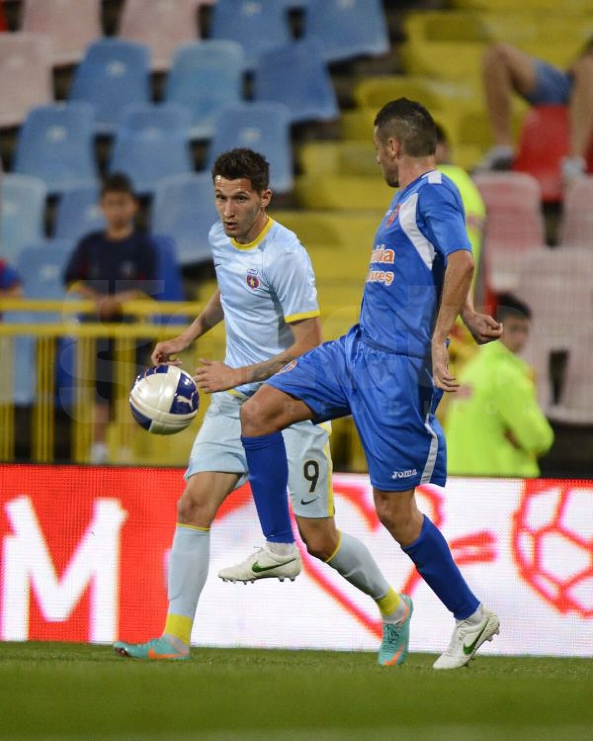 FOTO Victorie în cîrje » Steaua a învins Tg. Mureş cu 3-1, într-un meci terminat în opt jucători