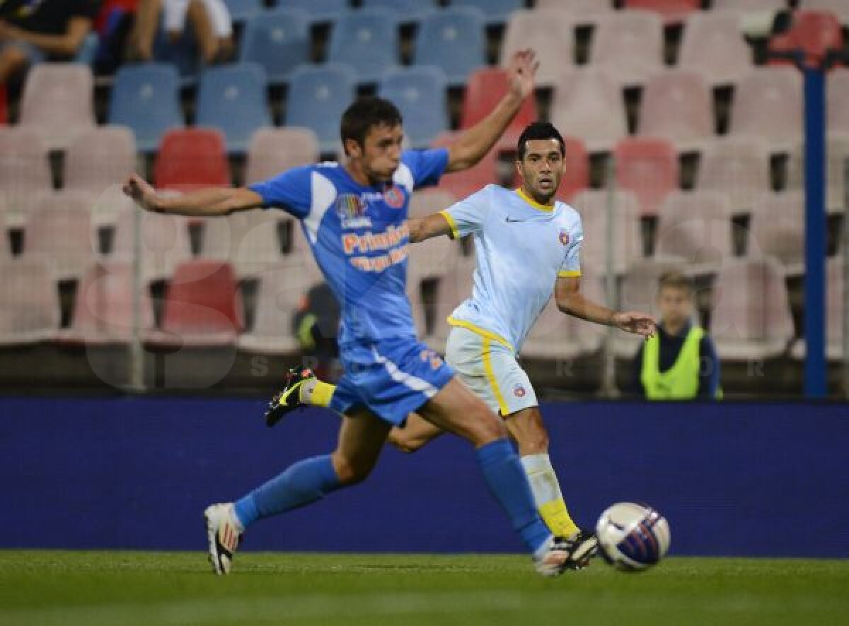 FOTO Victorie în cîrje » Steaua a învins Tg. Mureş cu 3-1, într-un meci terminat în opt jucători