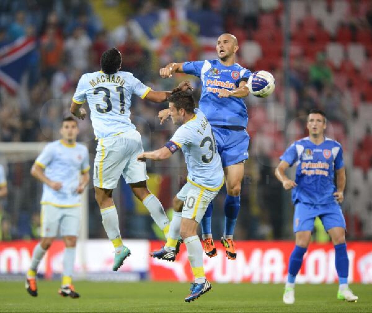 FOTO Victorie în cîrje » Steaua a învins Tg. Mureş cu 3-1, într-un meci terminat în opt jucători