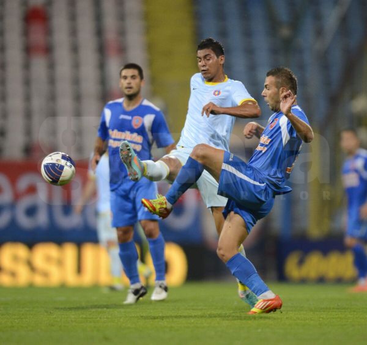 FOTO Victorie în cîrje » Steaua a învins Tg. Mureş cu 3-1, într-un meci terminat în opt jucători