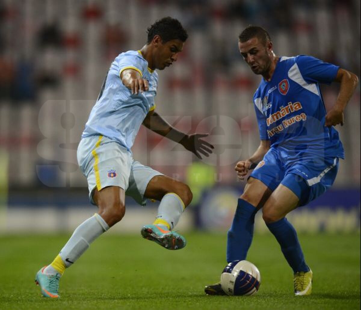 FOTO Victorie în cîrje » Steaua a învins Tg. Mureş cu 3-1, într-un meci terminat în opt jucători