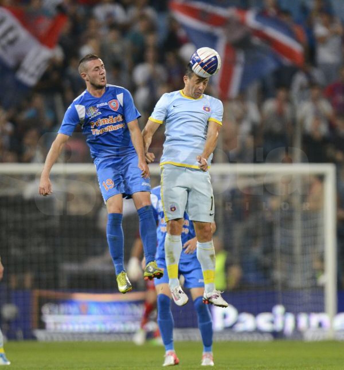 FOTO Victorie în cîrje » Steaua a învins Tg. Mureş cu 3-1, într-un meci terminat în opt jucători