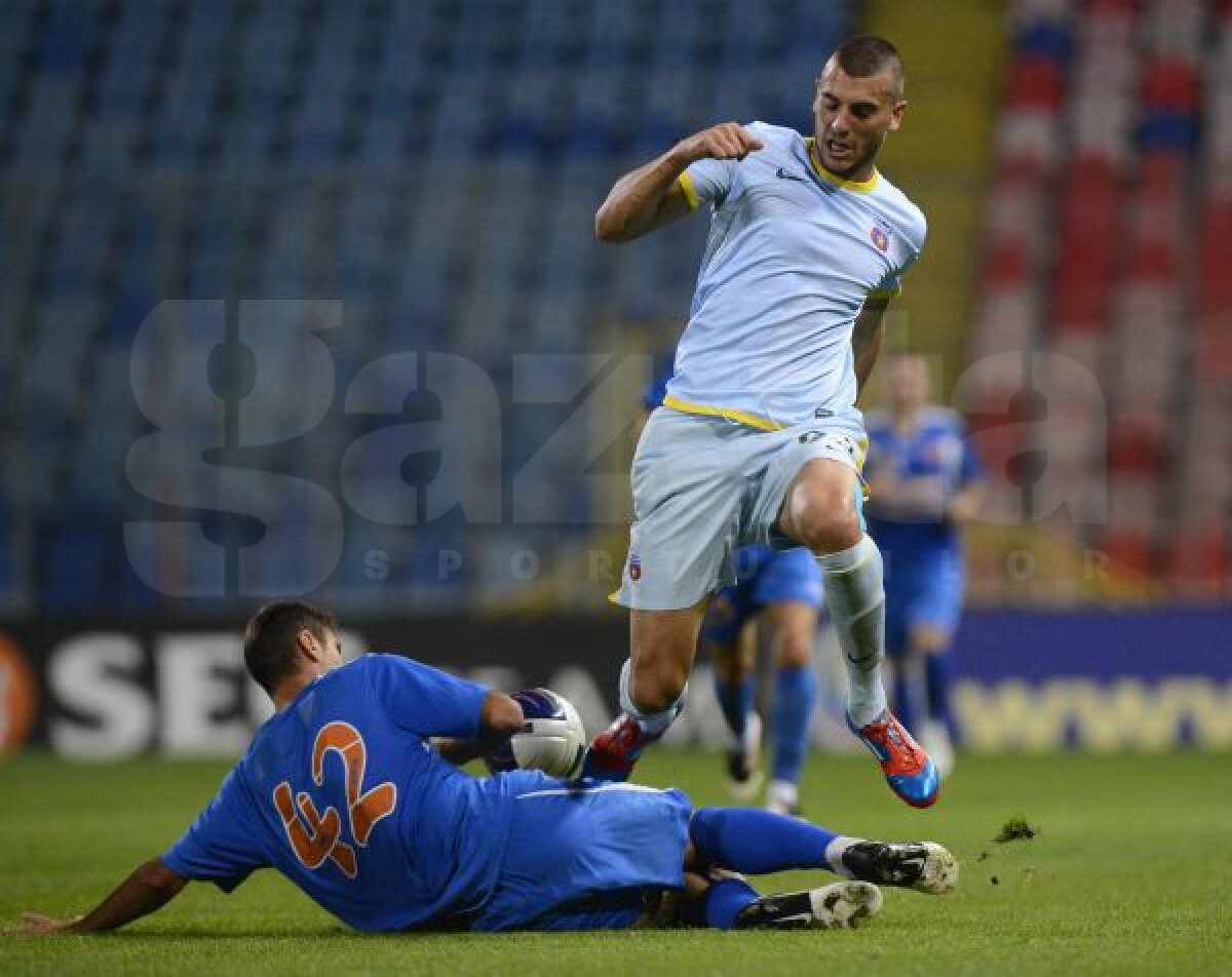 FOTO Victorie în cîrje » Steaua a învins Tg. Mureş cu 3-1, într-un meci terminat în opt jucători