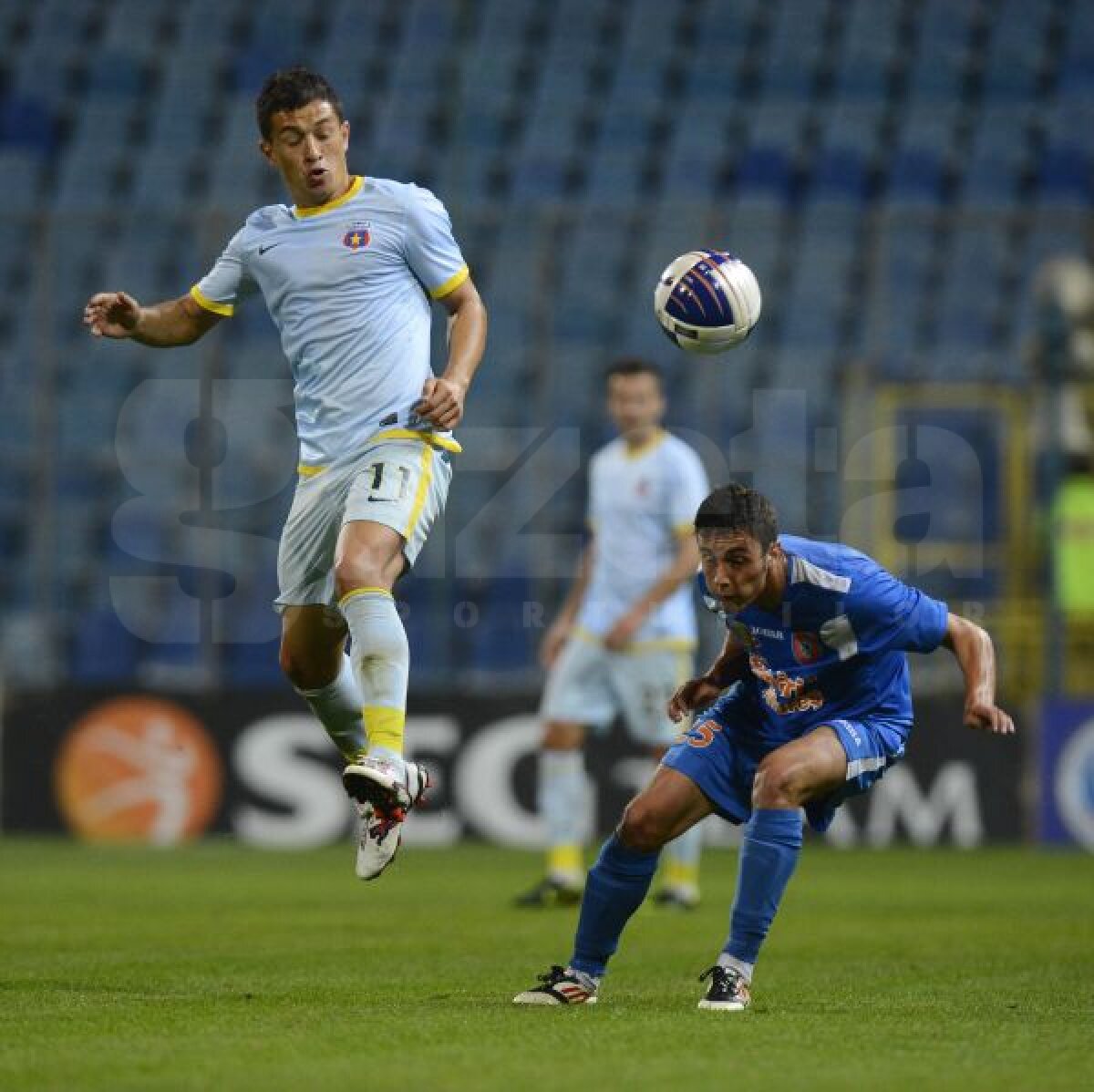 FOTO Victorie în cîrje » Steaua a învins Tg. Mureş cu 3-1, într-un meci terminat în opt jucători