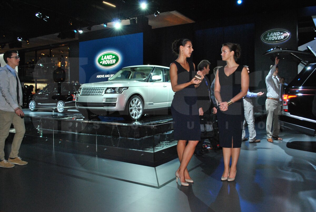 GALERIE FOTO Ele sînt cele mai frumoase femei de la Salonul Auto de la Paris