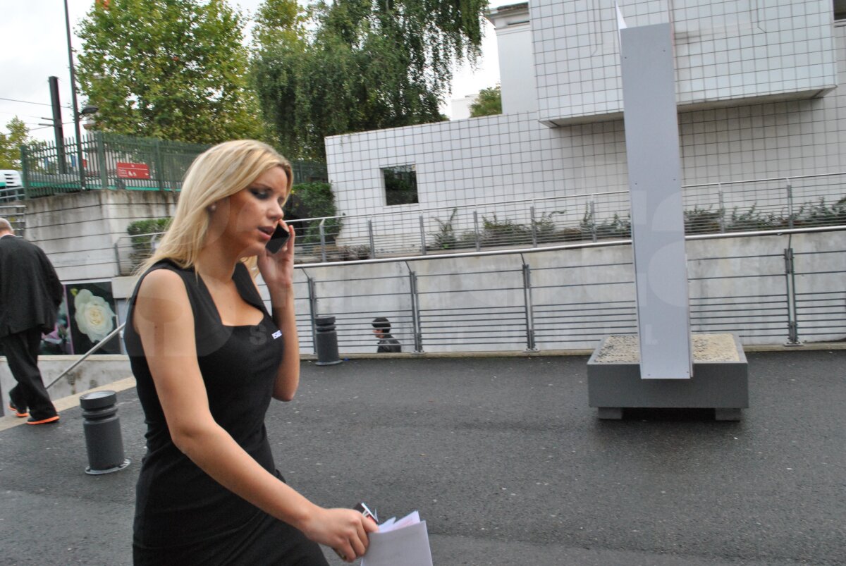 GALERIE FOTO Ele sînt cele mai frumoase femei de la Salonul Auto de la Paris