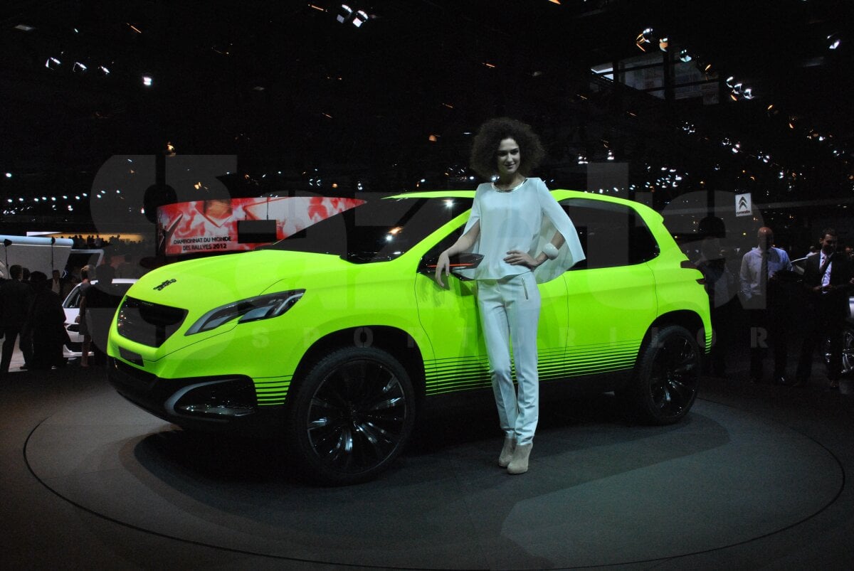 GALERIE FOTO Ele sînt cele mai frumoase femei de la Salonul Auto de la Paris