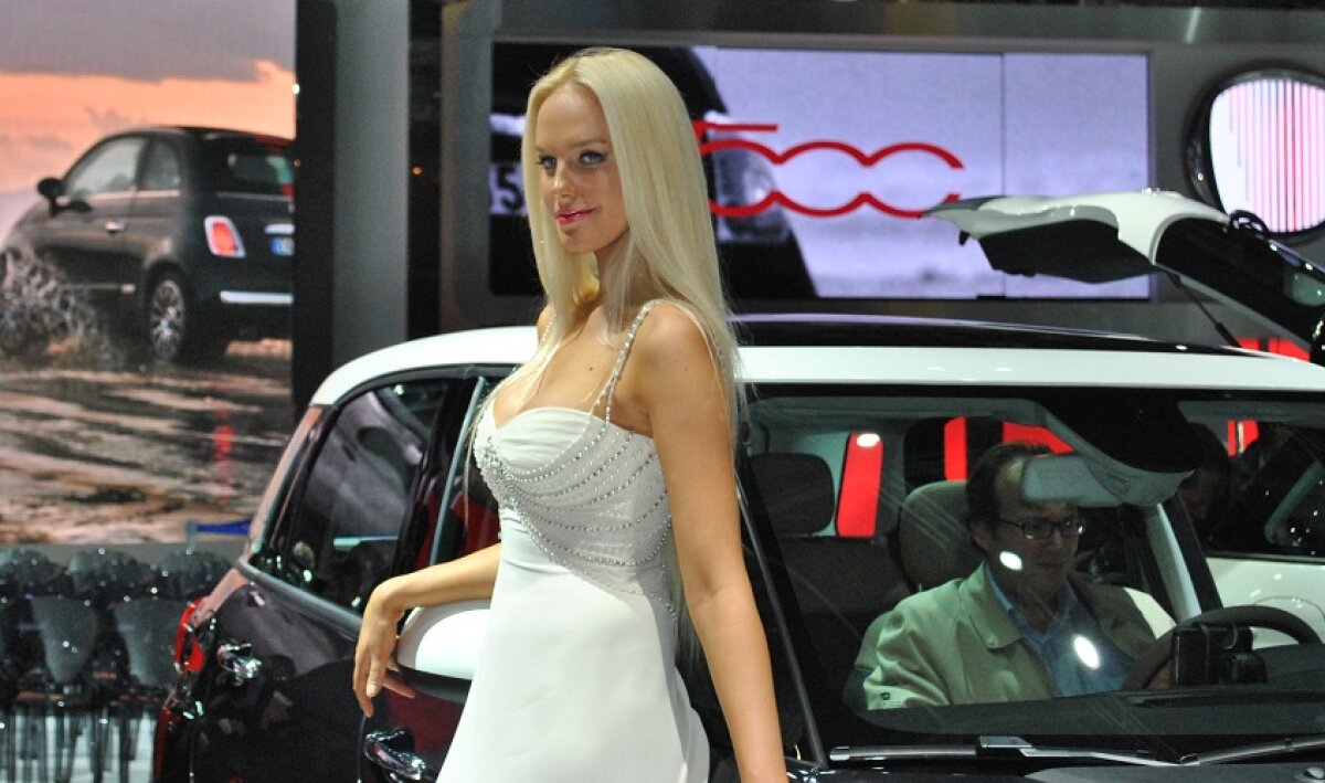 GALERIE FOTO Ele sînt cele mai frumoase femei de la Salonul Auto de la Paris