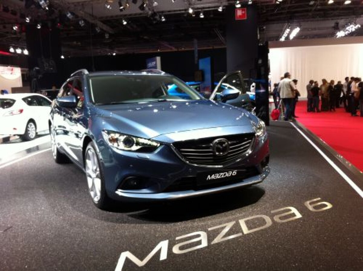 FOTO Expoziţie de criză la Salonul Auto de la Paris