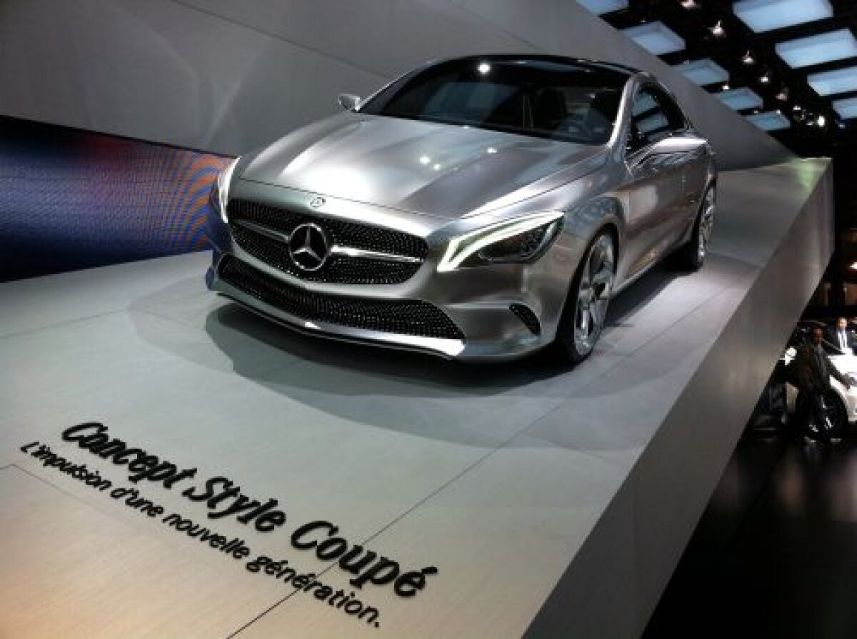 FOTO Expoziţie de criză la Salonul Auto de la Paris