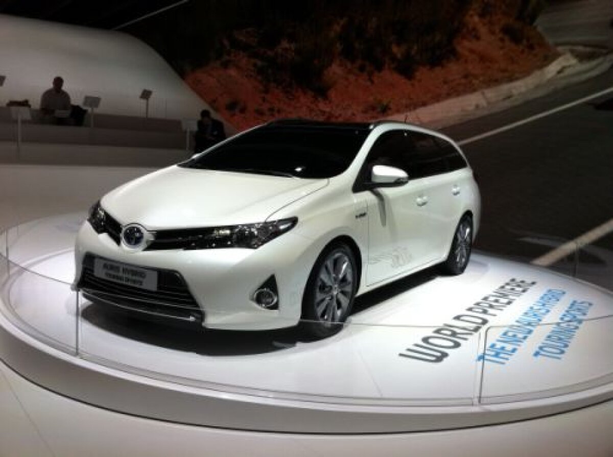 FOTO Expoziţie de criză la Salonul Auto de la Paris