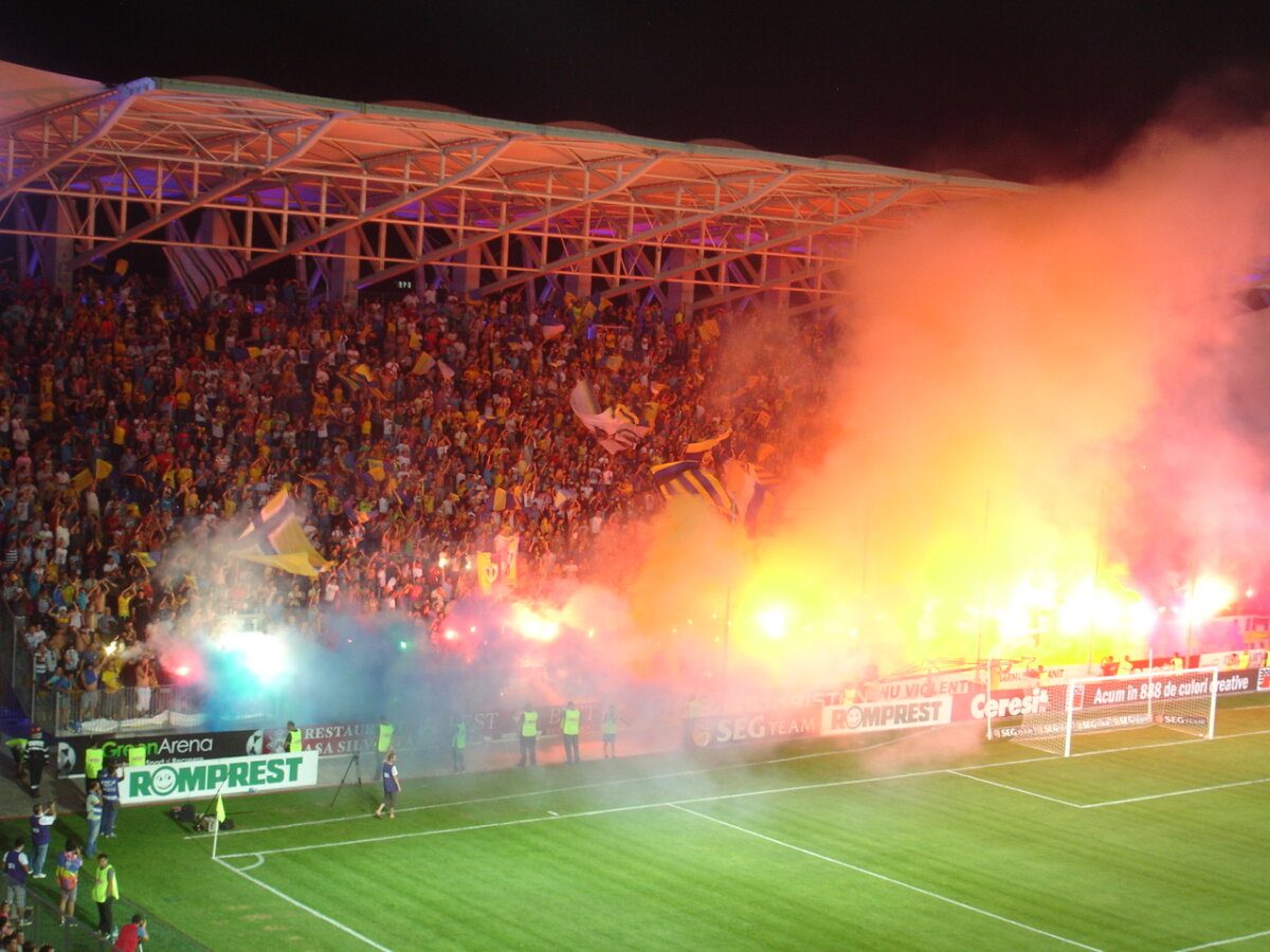 FOTO 5 poze INCREDIBILE care arata nebunia "lupilor galbeni"