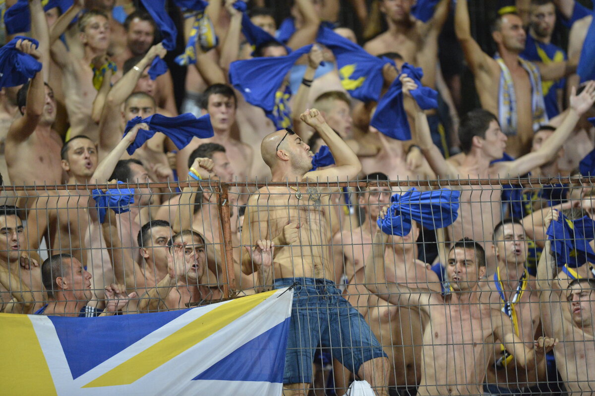 FOTO 5 poze INCREDIBILE care arata nebunia "lupilor galbeni"