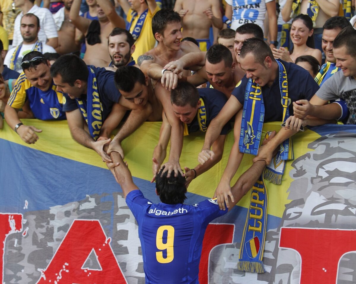 FOTO 5 poze INCREDIBILE care arata nebunia "lupilor galbeni"