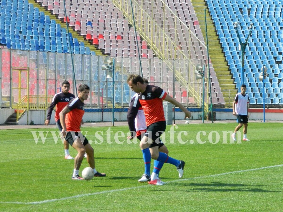 FOTO Pregătire specială pentru Petrolul » Steliştii s-au antrenat cu mingea de rugby