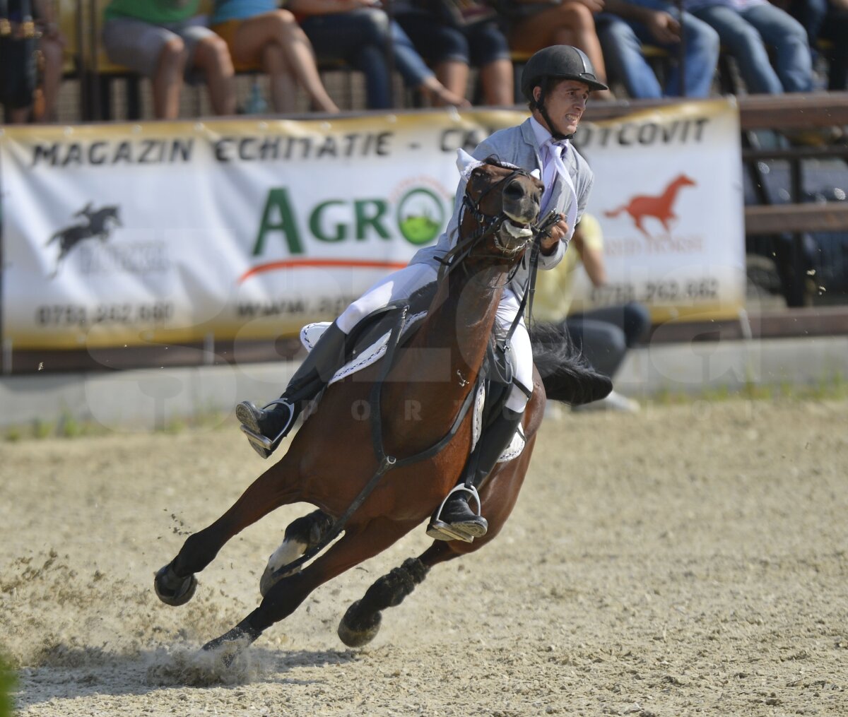 Salonul Calului, eveniment în premieră! Un fotoreportaj impresionant de la spectacolul ecvestru de la Tîncăbeşti