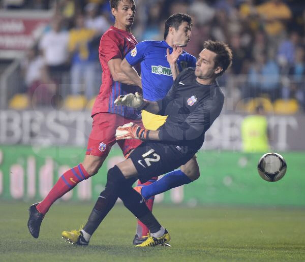 VIDEO + FOTO Drept la ţintă » "Glonţul" lui Latovlevici scufundă reduta Petrolul, 2-1
