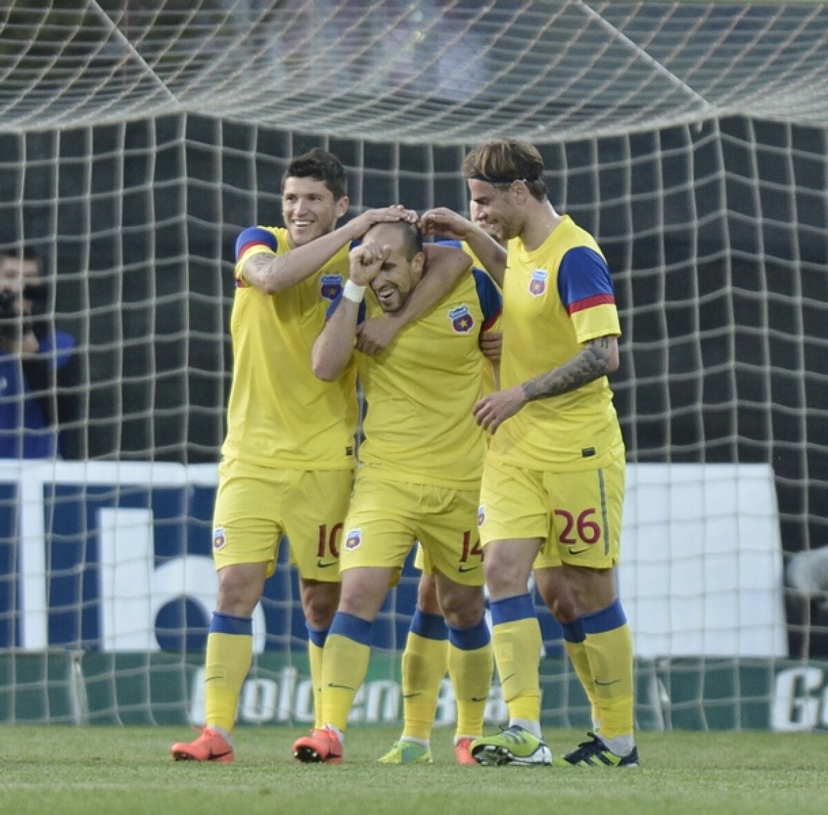 FOTO Lato ştie şi cu capul » Al doilea gol al fundaşului sărbătorit într-un mod inedit