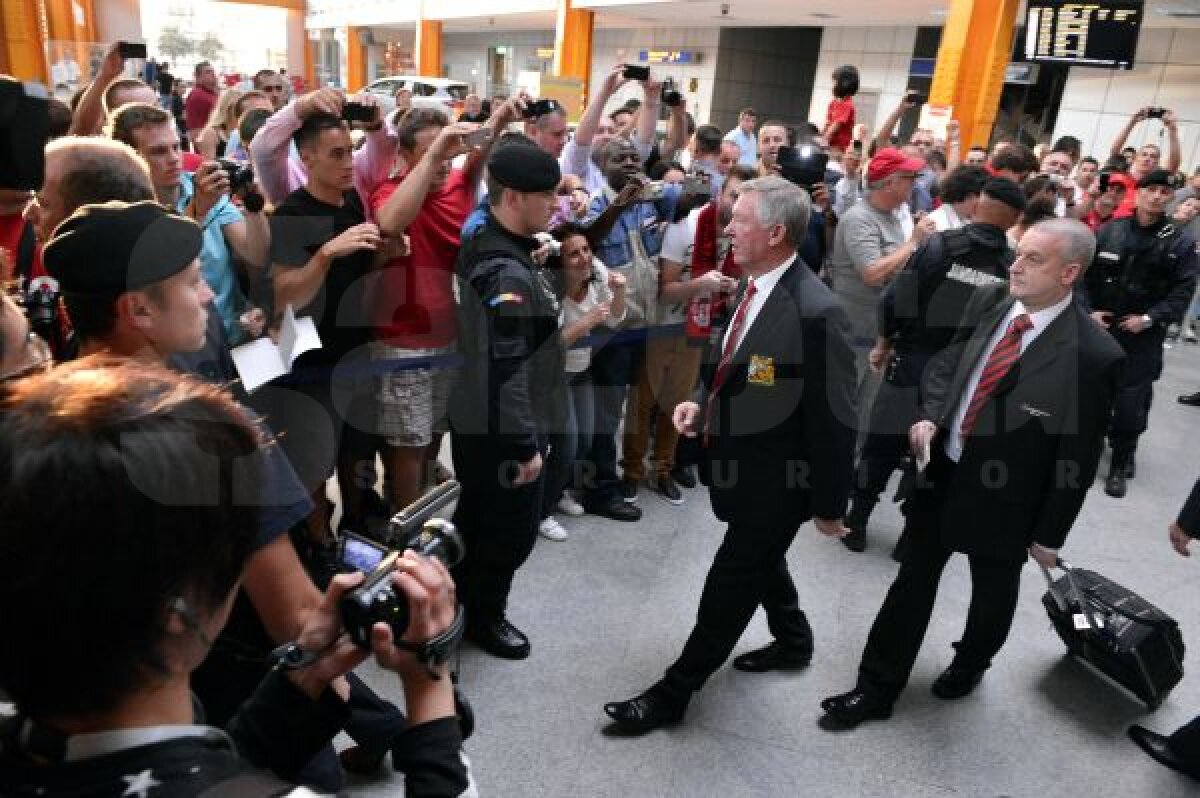 FOTO Manchester provoacă isterie la Cluj » Jucătorii lui Ferguson aşteptaţi de fani pe aeroport