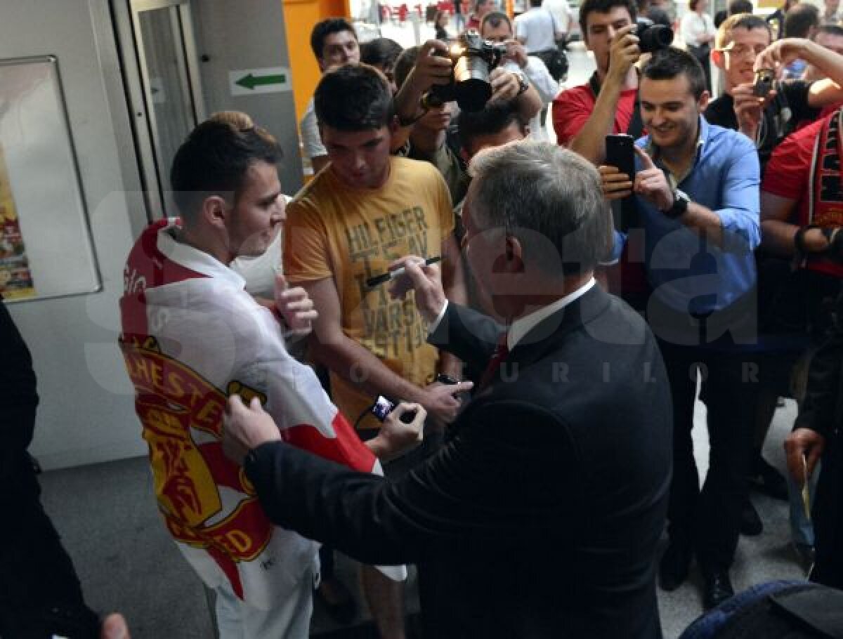 FOTO Manchester provoacă isterie la Cluj » Jucătorii lui Ferguson aşteptaţi de fani pe aeroport